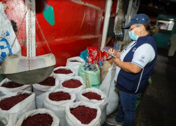 Autoridades inspeccionan precios de la canasta básica en comercios