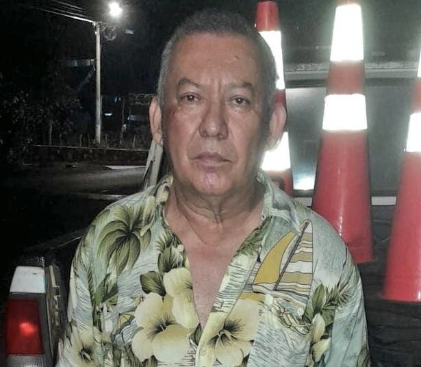 Detienen a conductor ebrio que continuó bebiendo al interior de su vehículo