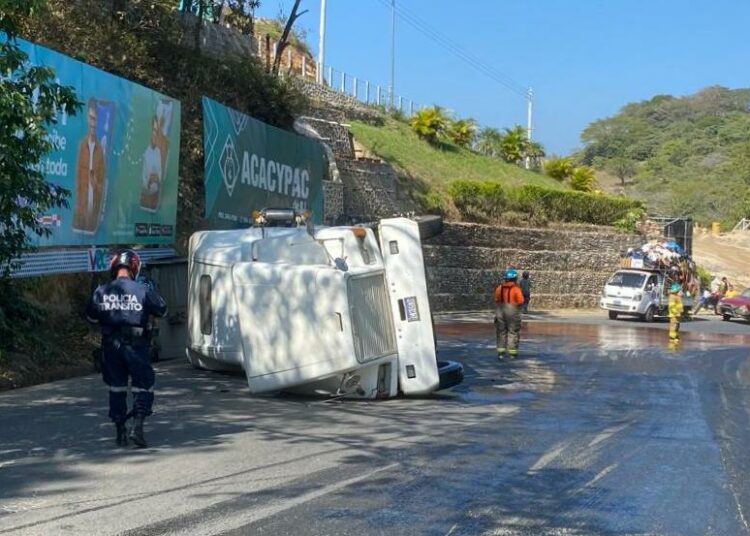 Rastra que transportaba aceite perdió el control y volcó en carretera Troncal del Norte