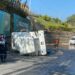 Rastra que transportaba aceite perdió el control y volcó en carretera Troncal del Norte