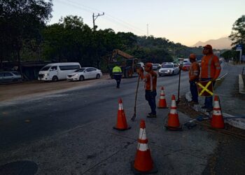 Derrame de aceite provoca tráfico vehicular en Los Chorros