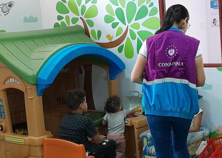 Autoridades atienden a dos niños dominicanos que se encontraban de paso por El Salvador