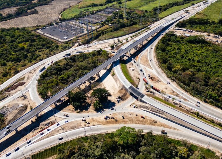 Pavimentación del paso elevado de Apopa a San Salvador en redondel Integración está por finalizar