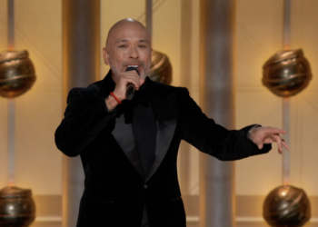 El comediante Jo Koy ofreció un polémico discurso de apertura contra Oppenheimer y Barbie que generó abucheos