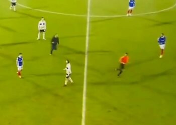 (VIDEO) Un fanático ingresó al campo y corrió al árbitro tras cobrar un penal en contra de su equipo