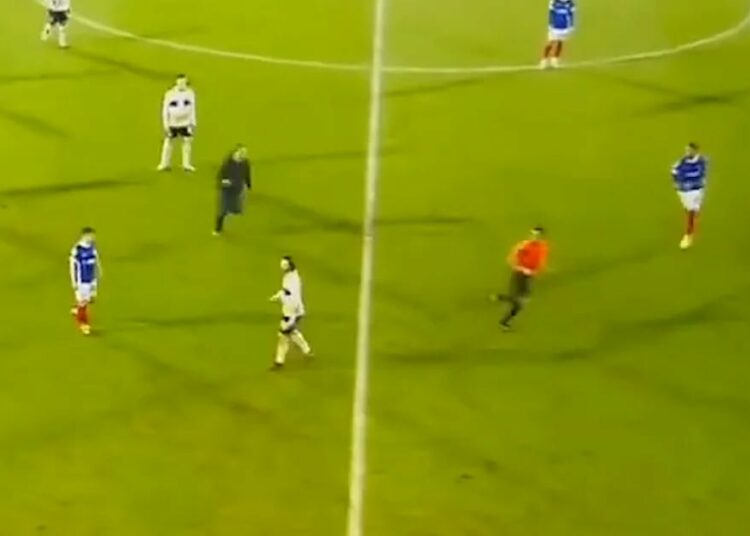 (VIDEO) Un fanático ingresó al campo y corrió al árbitro tras cobrar un penal en contra de su equipo