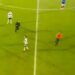 (VIDEO) Un fanático ingresó al campo y corrió al árbitro tras cobrar un penal en contra de su equipo