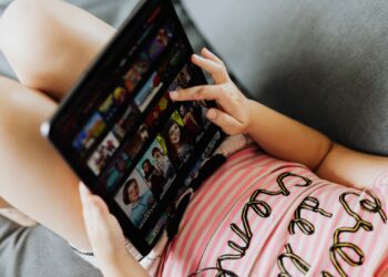 Los niños pasan hasta cuatro horas en el celular en su tiempo libre viendo WhatsApp y Netflix