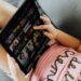 Los niños pasan hasta cuatro horas en el celular en su tiempo libre viendo WhatsApp y Netflix