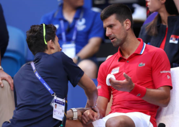 Alerta por la lesión de Djokovic que le cortó un invicto de 43 partidos y podría sacarlo del Australian Open