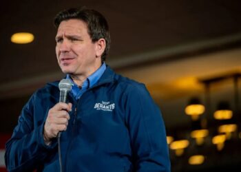 Ron DeSantis da un paso al costado en la carrera por la Casa Blanca y respaldó a Donald Trump