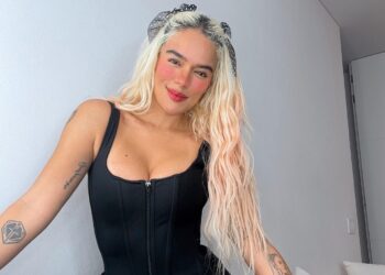 Karol G presume cabello rubio y un corsé con el que marca su diminuta cintura