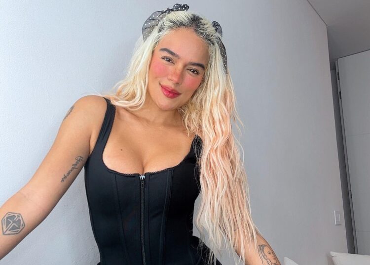 Karol G presume cabello rubio y un corsé con el que marca su diminuta cintura