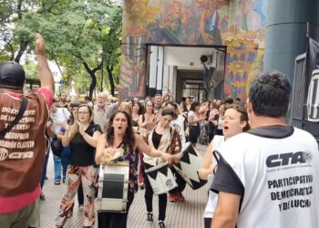 Trabajadores públicos de Argentina despedidos por Milei intentan ingresar a varios ministerios