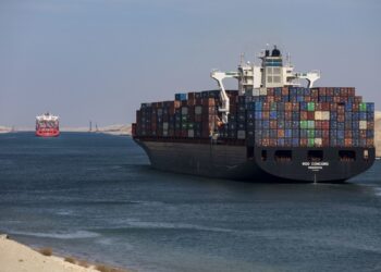 Por crisis en el mar Rojo se desploma en un 45% el transporte de mercancías en el canal de Suez