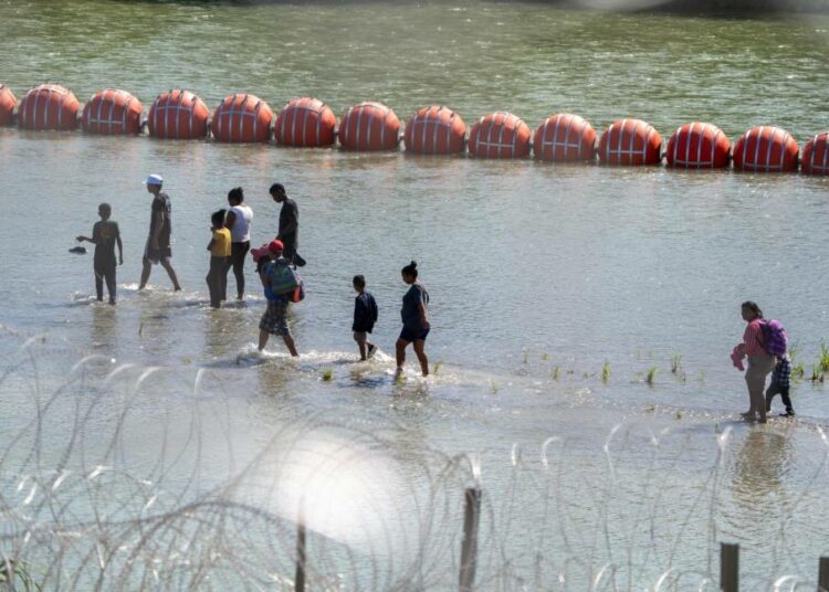 Corte EEUU reconsiderará obligar a Texas a eliminar la barrera migratoria del Río Grande