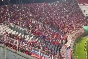 (VIDEOS) Se enfrentaron las dos facciones de la barra de Cerro Porteño de Paraguay y se suspendió el partido