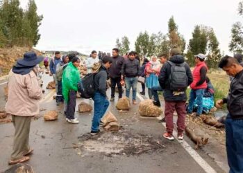 Bolivia: seguidores de Evo Morales reforzaron los bloqueos de caminos y se teme que empiecen a faltar alimentos
