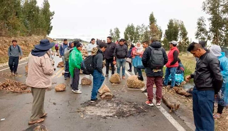 Bolivia: seguidores de Evo Morales reforzaron los bloqueos de caminos y se teme que empiecen a faltar alimentos