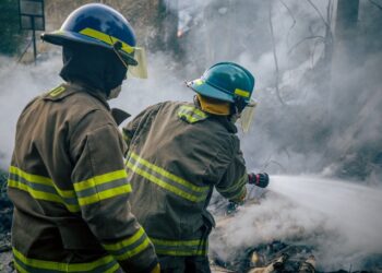 Bomberos sofocan incendio de maleza seca en comunidad Nazareno, de Mejicanos