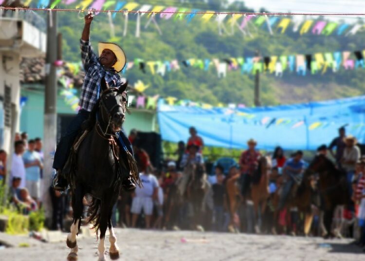 Caballo arrolla a un adulto mayor que participaba en carrera de cintas