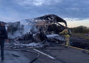 México: 22 personas mueren calcinadas tras el choque de un tráiler con un autobús en maxipista Culiacán-Mazatlán
