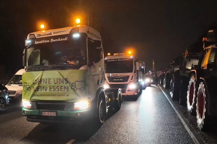 Miles de agricultores alemanes avanzan a Berlín en protesta por la eliminación de las subvenciones agrícolas
