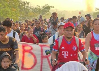 Caravana de migrantes se reagrupa en México y EEUU culpa a ese país por repunte de cruces irregulares
