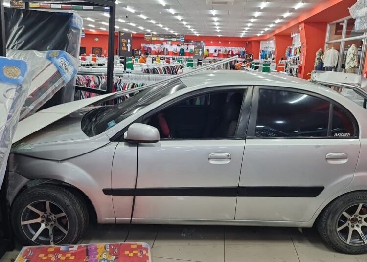 Aprendiz de conductor mete el auto en un almacén de Aguilares