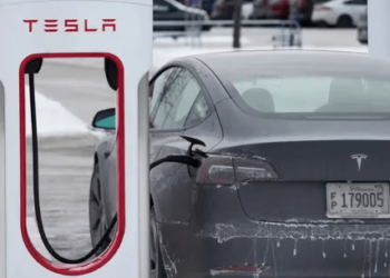 El frío extremo en Estados Unidos convirtió las estaciones de recarga de carros eléctricos en “cementerios de Tesla”