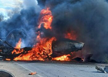 (IMÁGENES FUERTES) Una avioneta se estrelló sobre una ruta en Chile, el piloto murió y hay 4 heridos graves