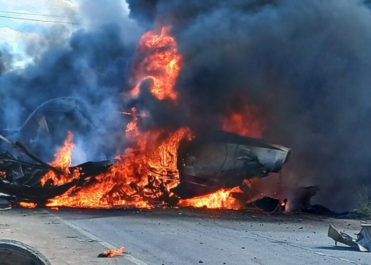 (IMÁGENES FUERTES) Una avioneta se estrelló sobre una ruta en Chile, el piloto murió y hay 4 heridos graves