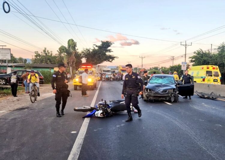 Conductor impacta contra dos motos en San Juan Opico, La Libertad