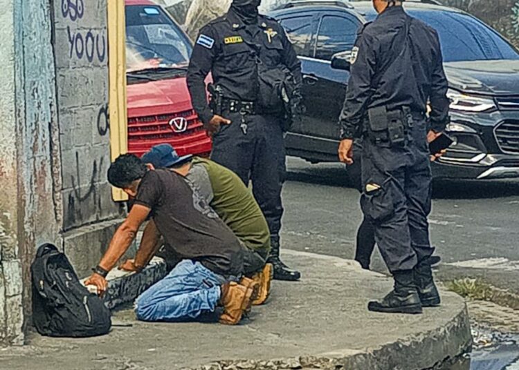 Dos hombres hirieron con arma blanca a 4 personas dentro de un bar en la capital