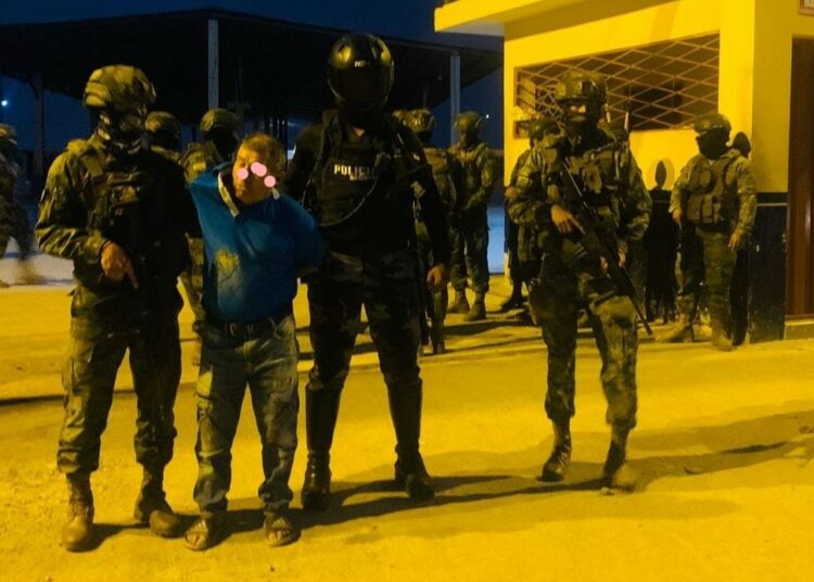 (VIDEO) La Policía ecuatoriana se enfrenta a delincuentes en el sur del país y una pandilla prendió fuego a dos autos en Esmeraldas