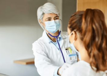 En Estados Unidos los hospitales retoman el uso obligado de mascarillas ante el aumento de casos de COVID-19 y gripe