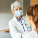 En Estados Unidos los hospitales retoman el uso obligado de mascarillas ante el aumento de casos de COVID-19 y gripe