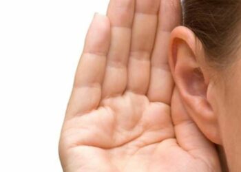 Niño escucha por primera vez tras tratamiento innovador