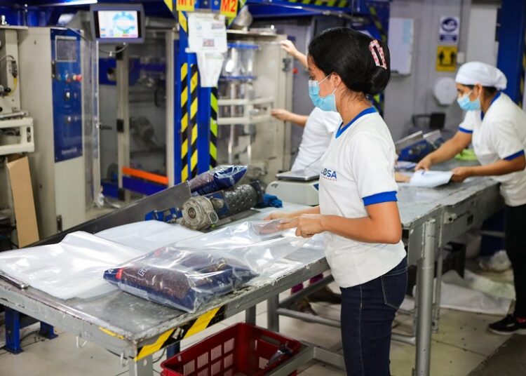 Inspeccionan precios en distribuidoras de productos de la canasta básica familiar