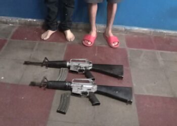 Capturan a dos mareros que trasladaban dos M-16 escondidos en sacos