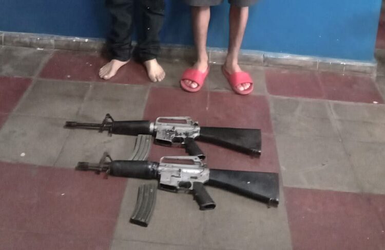 Capturan a dos mareros que trasladaban dos M-16 escondidos en sacos