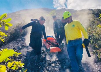 Rescatan a dos atletas que cayeron en laderas del volcán de Izalco