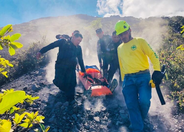 Rescatan a dos atletas que cayeron en laderas del volcán de Izalco