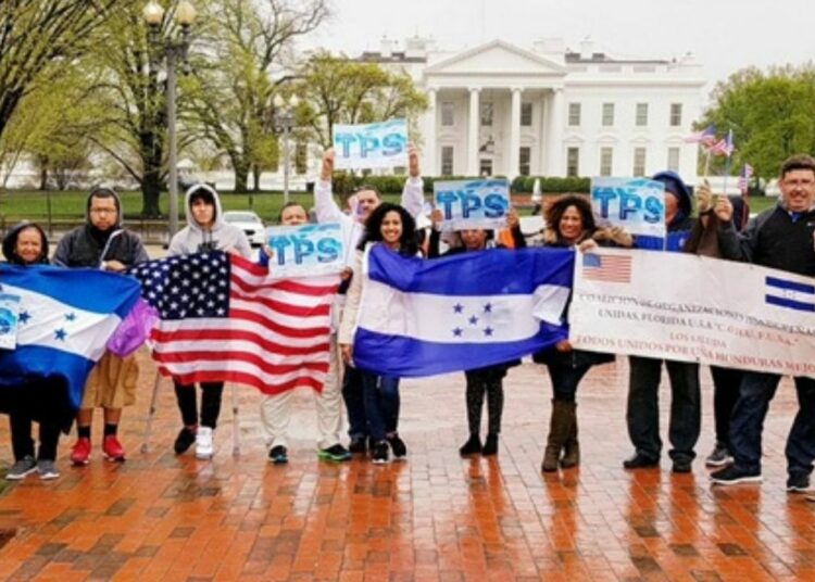 Hondureños anhelan ley del voto en el exterior como la de El Salvador