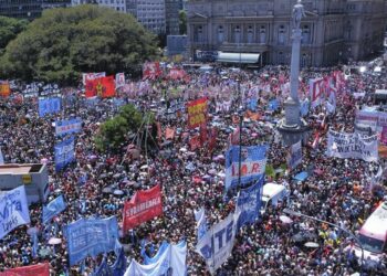 Milei enfrenta primera huelga general en Argentina