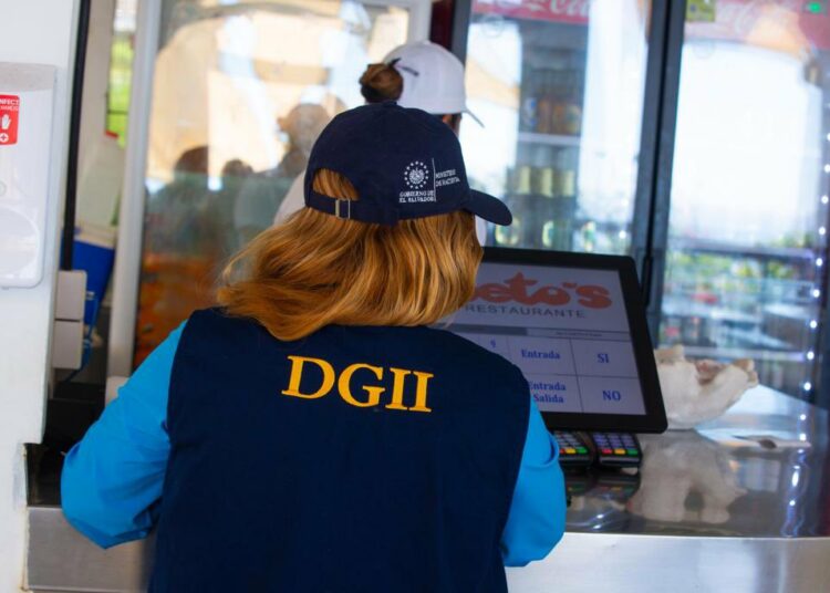 Ministerio de Hacienda verifica entrega de facturas a consumidores de negocios de La Libertad