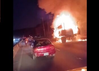 Incendio destruye camión cargado con materiales reciclados