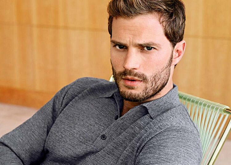 Jamie Dornan, actor de ’50 Sombras de Grey’, sufre una dolencia cardíaca por una oruga tóxica