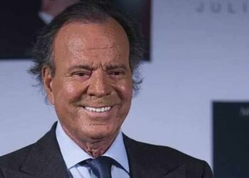 Retienen a Julio Iglesias en el aeropuerto de República Dominicana por llevar comida en las maletas