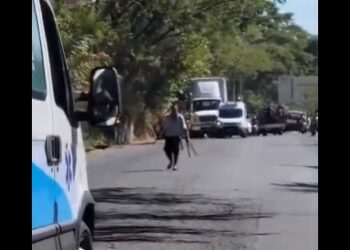 Hombre ataca con dos machetes a conductores en carretera a San Vicente